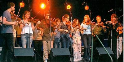 THE KILTEARN FIDDLERS ON STAGE IN BRITTANY